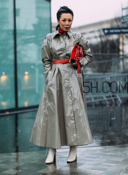 紅色包包配什么顏色衣服？紅色包包怎么搭配？