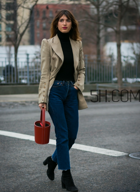 紅色包包配什么顏色衣服？紅色包包怎么搭配？