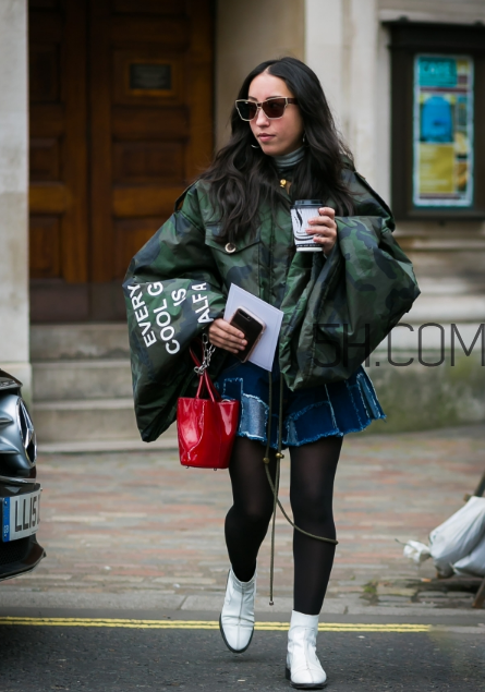 紅色包包配什么顏色衣服？紅色包包怎么搭配？