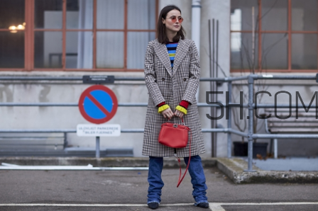 紅色包包配什么顏色衣服？紅色包包怎么搭配？