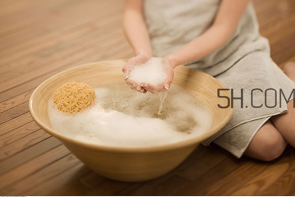 洗完澡身上癢是怎么回事 洗完澡后身上癢是什么原因 洗完澡身上癢是怎么回事 洗完澡后身上癢是什么原因