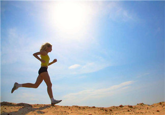 跑步小腹痛是怎么回事？深蹲減肥比跑步更有效嗎？