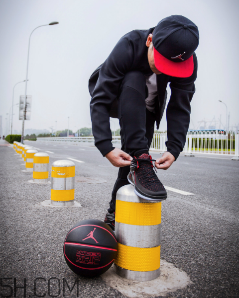 air jordan 32黑紅禁穿配色上腳效果怎么樣？