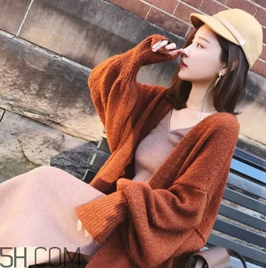 焦糖色毛衣配什么外套？焦糖色毛衣配什么顏色外套好看