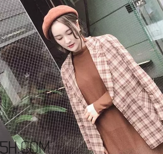 焦糖色毛衣配什么外套？焦糖色毛衣配什么顏色外套好看