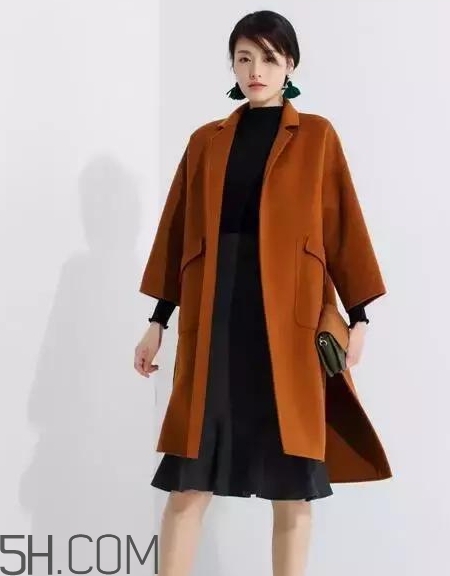 焦糖色毛衣配什么外套？焦糖色毛衣配什么顏色外套好看