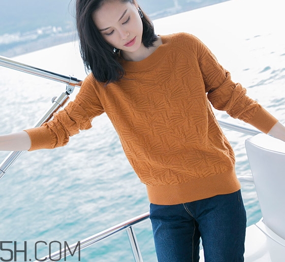 焦糖色毛衣配什么外套？焦糖色毛衣配什么顏色外套好看