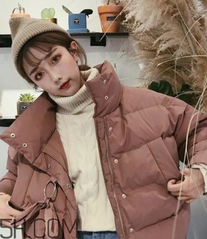 焦糖色大衣配什么顏色毛衣？焦糖色大衣毛衣搭配