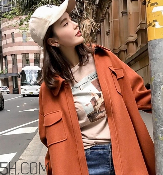 焦糖色大衣配什么顏色毛衣？焦糖色大衣毛衣搭配