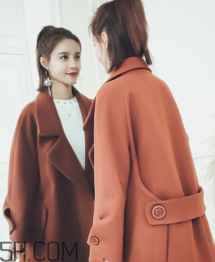 焦糖色大衣配什么顏色毛衣？焦糖色大衣毛衣搭配
