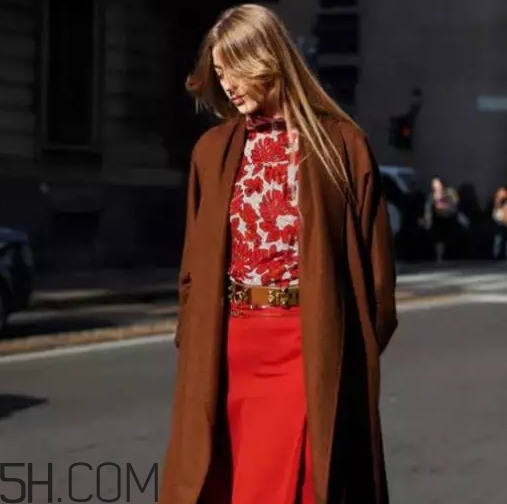 焦糖色大衣配什么顏色毛衣？焦糖色大衣毛衣搭配