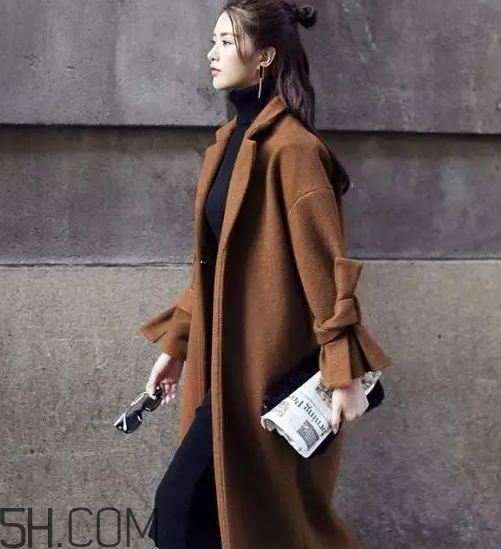 焦糖色大衣配什么顏色毛衣？焦糖色大衣毛衣搭配