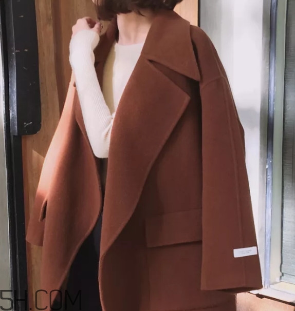 焦糖色大衣配什么顏色毛衣？焦糖色大衣毛衣搭配