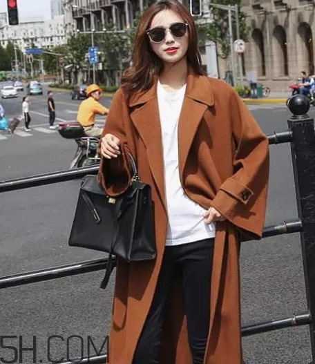 焦糖色大衣配什么顏色毛衣？焦糖色大衣毛衣搭配