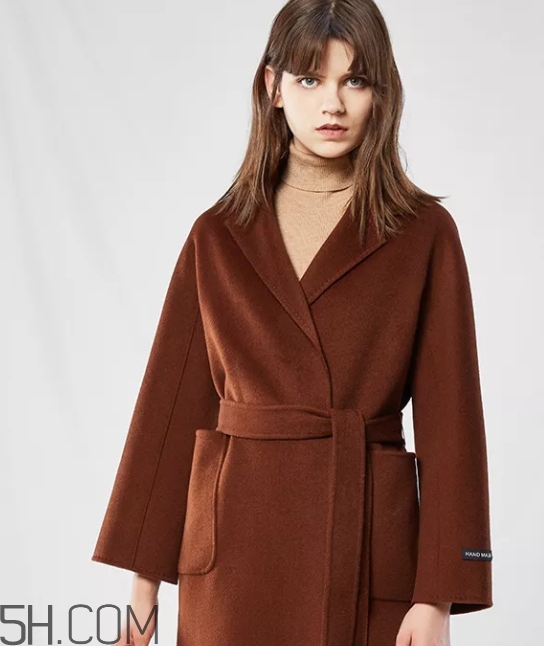 焦糖色大衣配什么顏色毛衣？焦糖色大衣毛衣搭配
