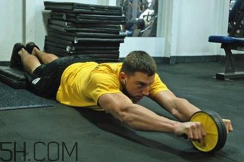 健腹輪練哪些肌肉？健腹輪和仰臥起坐哪個效果好？