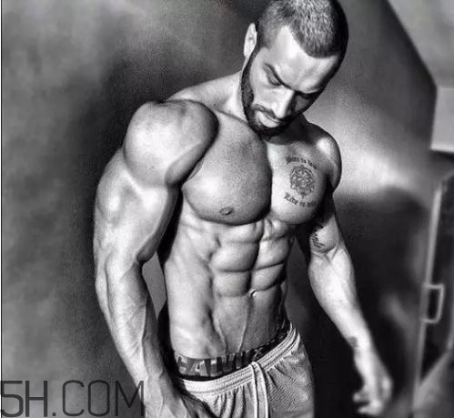 健腹輪練哪些肌肉？健腹輪和仰臥起坐哪個效果好？