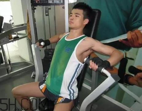 坐姿推胸能練下胸嗎？坐姿推胸和臥推哪個效果好？