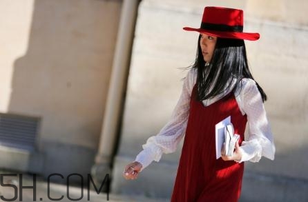 紅色衣服染色了怎么辦？紅色衣服染上黑色怎么洗掉？