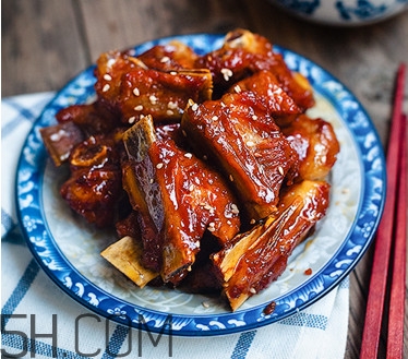 糖醋排骨醋什么時(shí)候放？糖醋排骨對(duì)身體有什么好處