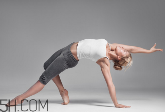 自學(xué)瑜伽從哪些體式入手？瑜伽能減肥嗎？