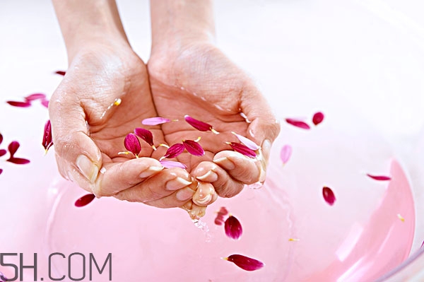 冬天用冷水洗臉會怎樣 冷水涼水皆不宜 冬天用冷水洗臉會怎樣 冷水涼水皆不宜