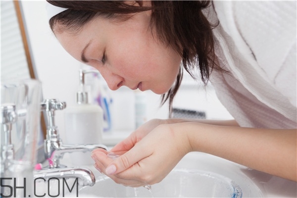 冬天用冷水洗臉會怎樣 冷水涼水皆不宜 冬天用冷水洗臉會怎樣 冷水涼水皆不宜