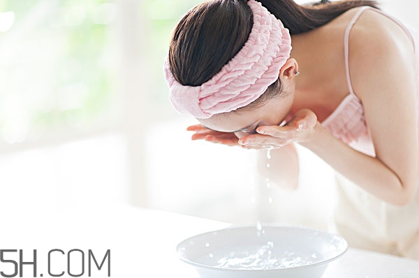 冬天用冷水洗臉會怎樣 冷水涼水皆不宜 冬天用冷水洗臉會怎樣 冷水涼水皆不宜