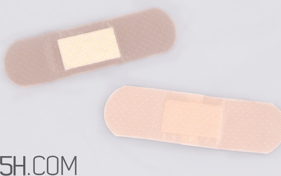 創(chuàng)可貼是創(chuàng)口貼嗎？創(chuàng)口貼跟創(chuàng)可貼的區(qū)別