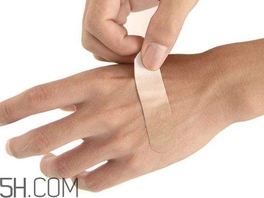 創(chuàng)可貼怎么撕下來不痛？創(chuàng)可貼正確使用方法