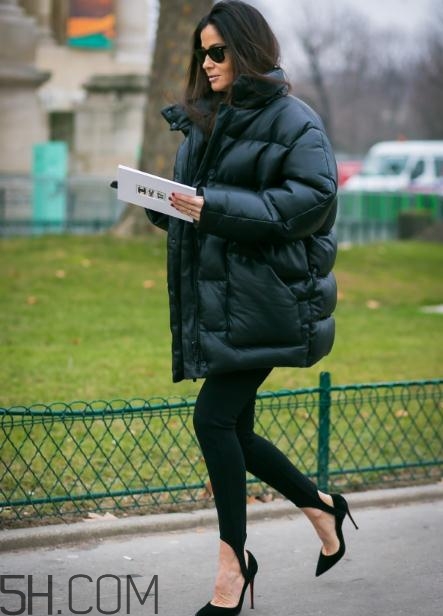 羽絨服配什么鞋子？羽絨服搭配鞋子圖片