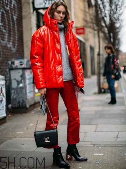 羽絨服配什么鞋子？羽絨服搭配鞋子圖片