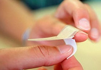 創(chuàng)可貼哪個牌子比較好？亂用創(chuàng)可貼有什么危害