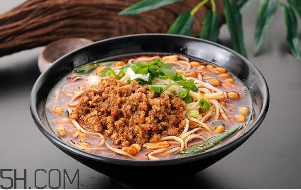 重慶小面為什么會(huì)火？重慶小面湯是怎么熬制的