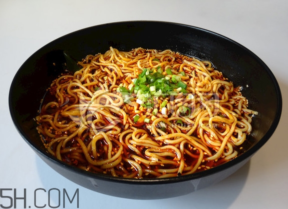 重慶小面為什么會(huì)火？重慶小面湯是怎么熬制的