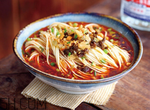 重慶小面為什么會(huì)火？重慶小面湯是怎么熬制的