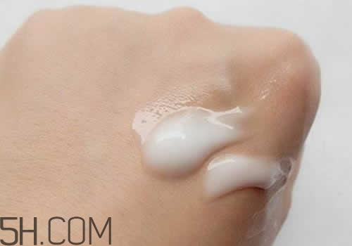 擦護手霜有什么用處 5大涂護手霜的好處 擦護手霜有什么用處 5大涂護手霜的好處