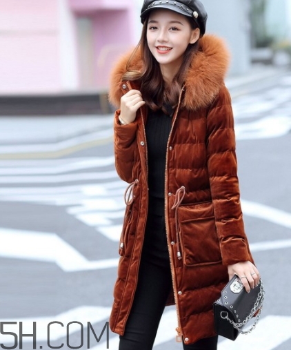 焦糖色衣服怎么搭配？焦糖色衣服搭配示范