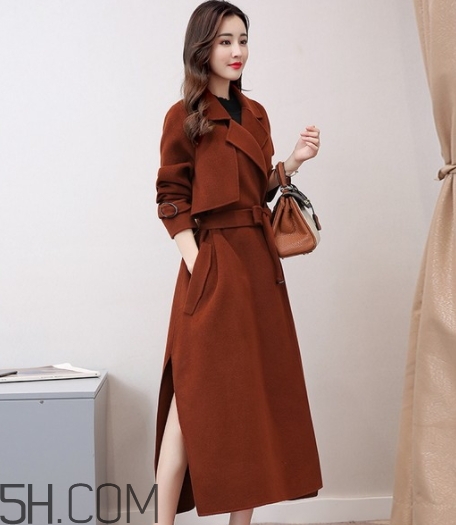 焦糖色衣服怎么搭配？焦糖色衣服搭配示范