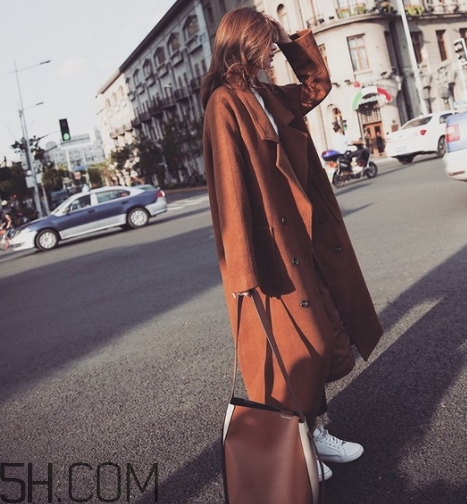 焦糖色衣服怎么搭配？焦糖色衣服搭配示范