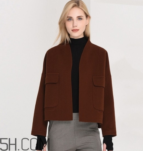 焦糖色衣服怎么搭配？焦糖色衣服搭配示范