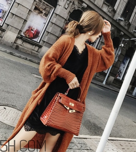 焦糖色衣服怎么搭配？焦糖色衣服搭配示范