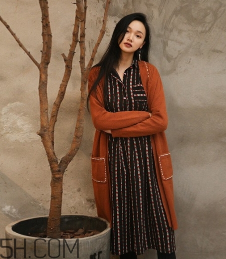 焦糖色衣服怎么搭配？焦糖色衣服搭配示范