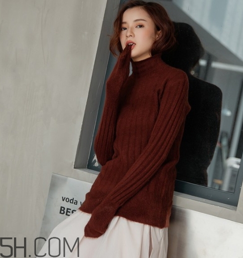 焦糖色衣服怎么搭配？焦糖色衣服搭配示范