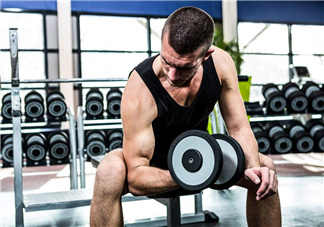 啞鈴彎舉可以天天練嗎？啞鈴彎舉手腕疼是什么原因？