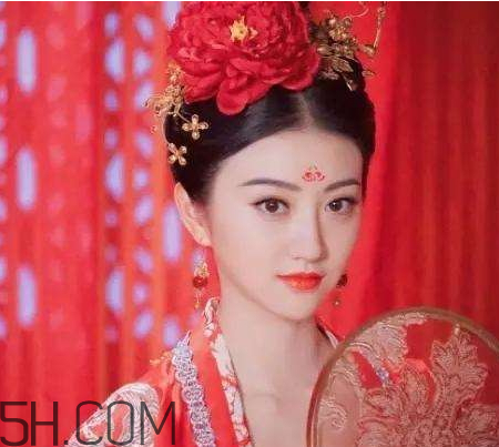 無(wú)花果妝怎么畫(huà) 無(wú)花果妝畫(huà)法步驟 無(wú)花果妝怎么畫(huà) 無(wú)花果妝畫(huà)法步驟