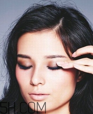 眼影可以用手指涂嗎？哪種眼影適合用手指涂