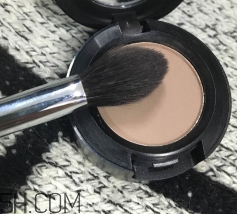 眼影可以用手指涂嗎？哪種眼影適合用手指涂