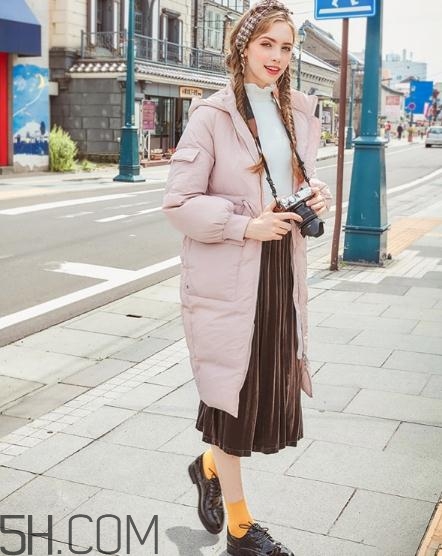粉色羽絨服怎么搭配？粉色羽絨服搭配圖片
