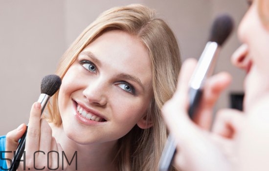 腮紅珠光啞光的區(qū)別 腮紅的種類 腮紅珠光啞光的區(qū)別 腮紅的種類